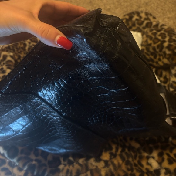 Furla Elegant Black Croc-Embossed Shoulder Bag - Picture 3 of 16